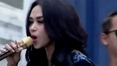 Bebizie membawakan lagu  Duda dan Perjaka dalam acara inBox SCTV (14/01/2015).