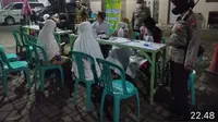 Vaksinasi booster malam hari di sejumlah masjid di Jatim. (Dian Kurniawan/Liputan6.com)