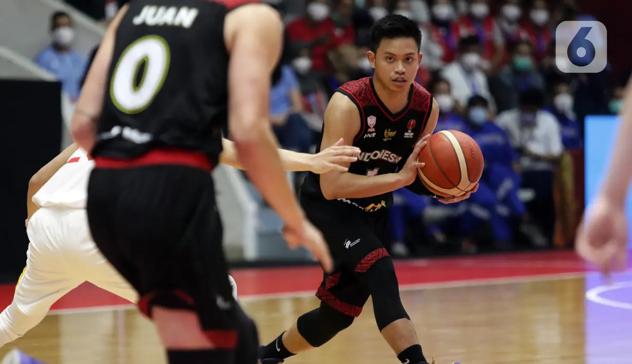 Pebasket Timnas Indonesia, Andakara Prastawa Adhyaksa (kanan) mencoba melewati adangan pemain China pada laga playoff perempat final FIBA Asia Cup 2022 di Istora Senayan, Jakarta, Senin (18/7/2022). Timnas basket Indonesia tersingkir dari ajang FIBA Asia Cup 2022 usai menelan kekalahan telak 58-108 dari China. (Liputan6.com/Helmi Fithriansyah)