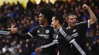 Winger Chelsea, Willian (kiri) usai cetak gol ke gawang Crystal Palace (Reuters/Liputan6.com)