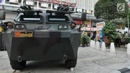 Panser Anoa terparkir di pusat perbelanjaan kawasan Glodok, Jakarta, Kamis (27/6/2019). TNI dan Polri mengamankan sejumlah pusat perbelanjaan di Jakarta guna mengantisipasi hal yang tidak diinginkan saat pembacaan putusan sidang sengketa Pilpres 2019. (merdeka.com/Iqbal Nugroho)