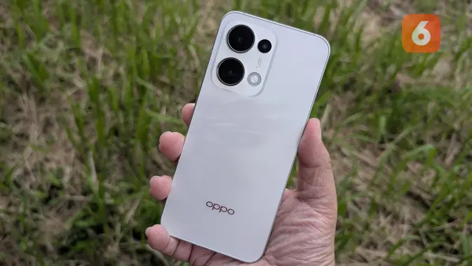 <p>Bodi belakang Oppo Reno13 5G dengan sentuhan pola kupu-kupu saat dalam kondisi cahaya tertentu. (Liputan6.com/ Yuslianson)</p>