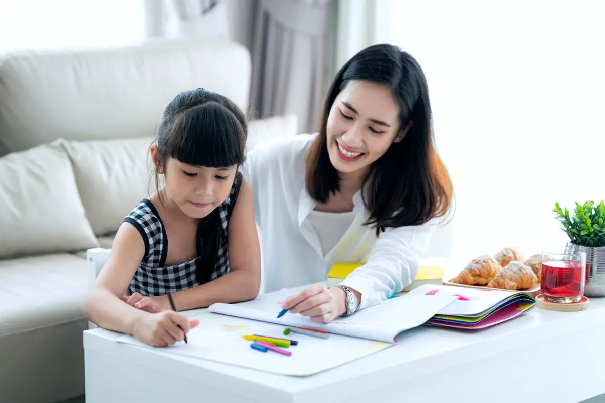Ilustrasi mengajarkan anak belajar