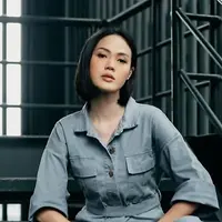 Dalam dunia layar lebar, Della Dartyan terkenal usai memerankan karakter Arini dalam film Love For Sale. Beradu akting dengan Gading Marten, ia pun banyak dinominasikan dalam berbagai festival film. Meski film tersebut adalah film pertamanya. (Liputan6.com/IG/delladartyan)