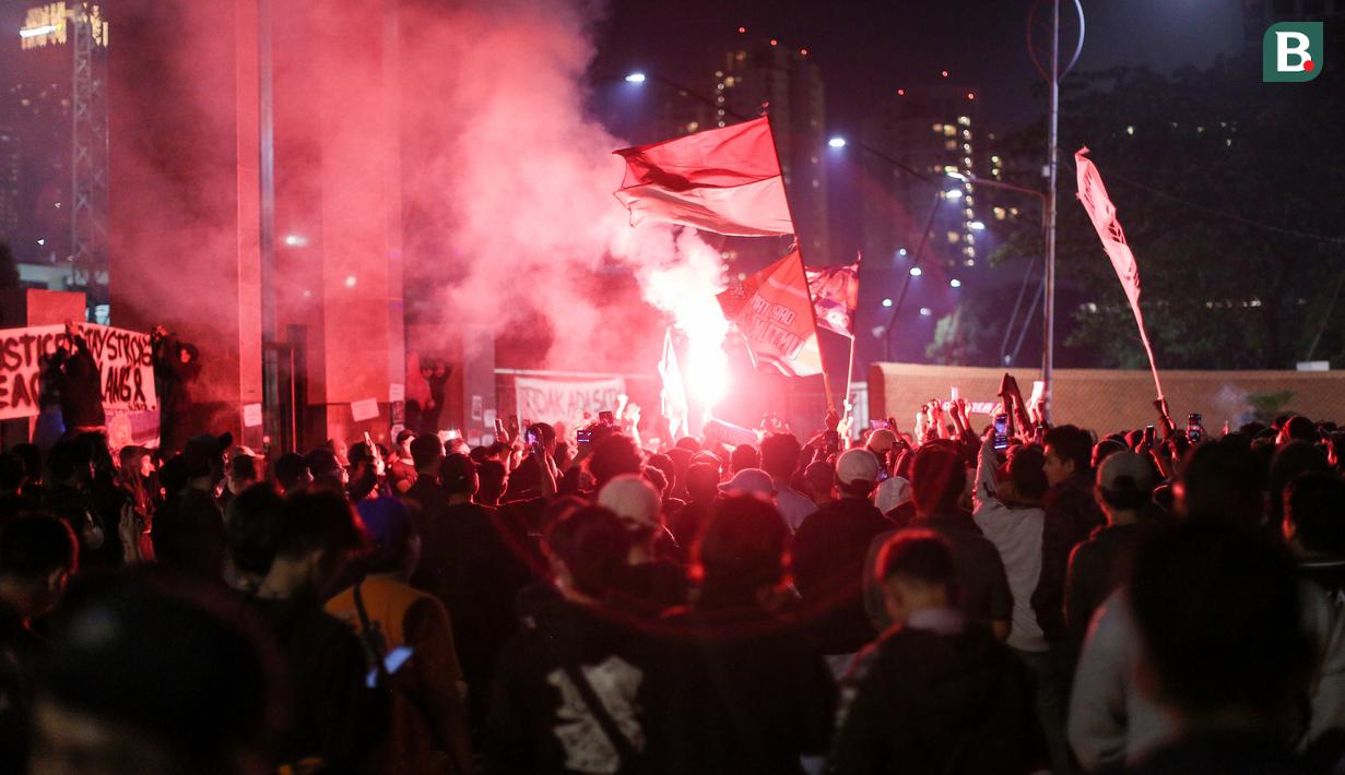 Semoga sejarah kelam sepak bola Indonesia bisa dilewati dengan bergandengnya semua elemen yang ada.