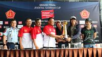 Panglima TNI, Gatot Nurmantyo (tengah) menyerahkan piala Jendera Sudirman secara simbolis kepada grup musik Slank saat menghadiri press conference Piala Jenderal Sudirman di Hotel Century, Senayan, Jakarta, Rabu (20/1/2016). (Bola.com/Nicklas Hanoatubun)