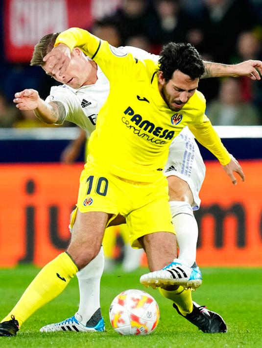 <p>Pemain Real Madrid Toni Kroos (belakang) mencoba untuk menjegal pemain Villarreal Dani Parejo pada pertandingan sepak bola babak 16 besar Copa del Rey di Stadion La Ceramica, Villarreal, Spanyol, 19 Januari 2023. Real Madrid mengalahkan Villarreal dengan skor 3-2. (AP Photo/Jose Breton)</p>