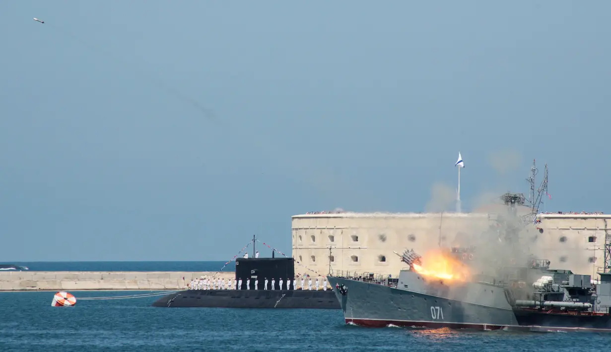 Kapal perang Rusia meluncurkan rudal saat parade Hari Angkatan Laut di Sungai Neva, Saint Petersburg, Rusia, Minggu (29/7). (Kirill Kudryavtsev/AFP)