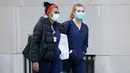 Dua pekerja medis tiba untuk giliran kerja di NewYork-Presbyterian Hospital / Weill Cornell Medical Center selama pandemi COVID-19 di New York City (21/4/2020). (Cindy Ord/Getty Images/AFP)