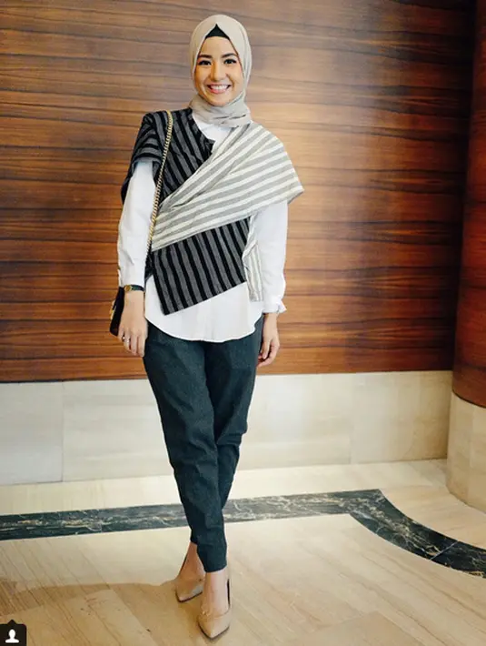 ‎"Aku tuh ibu-ibu yang nggak mu ribet. Setiap ada sayuran dan segala macam harus tahan lama. Ya setiap waktu ibu-ibu kan nggak cuma belanja saja,” tambahnya. (Instagram/natasharizkynew)