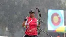 Gaya Tim Putri Indonesia, Yurike Bonita usai memanah ke target saat melawan China Taipei pada Test Event Asian Games 2018 di Lapangan Panahan, Jakarta (15/2/2018). Indonesia menang 220-211. (Bola.com/Nick Hanoatubun)
