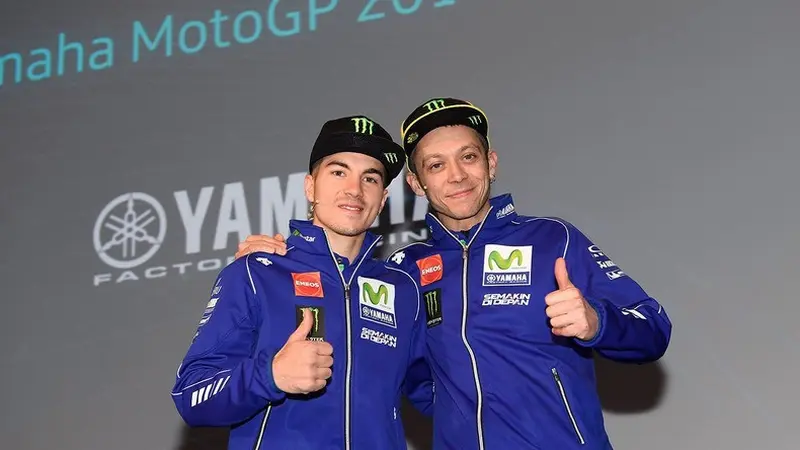 Maverick Vinales dan Valentino Rossi (kanan).