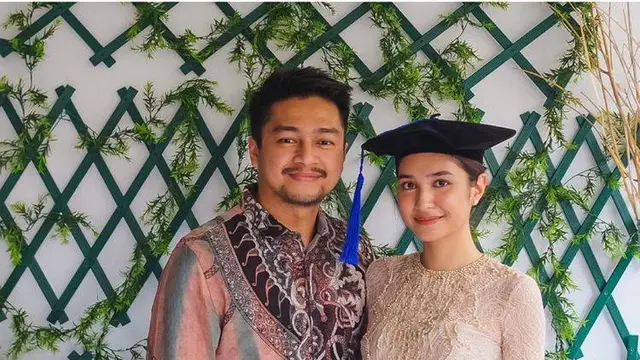 Raih Gelar Master, Ini 6 Momen Wisuda Mikha Tambayong yang Ditemani Deva Mahenra
