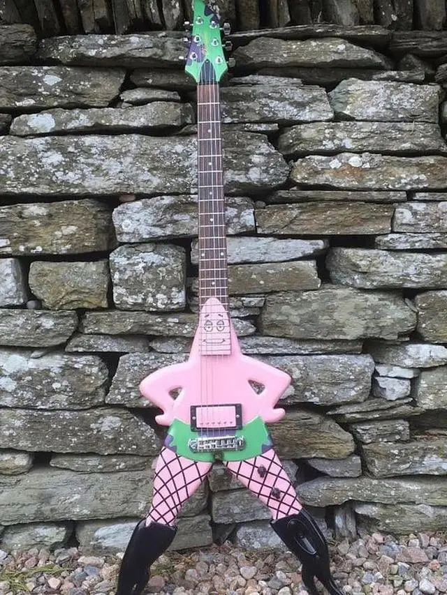 6 Gitar yang Bentuknya Absurd Ini Bikin Musisi Geleng Kepala
