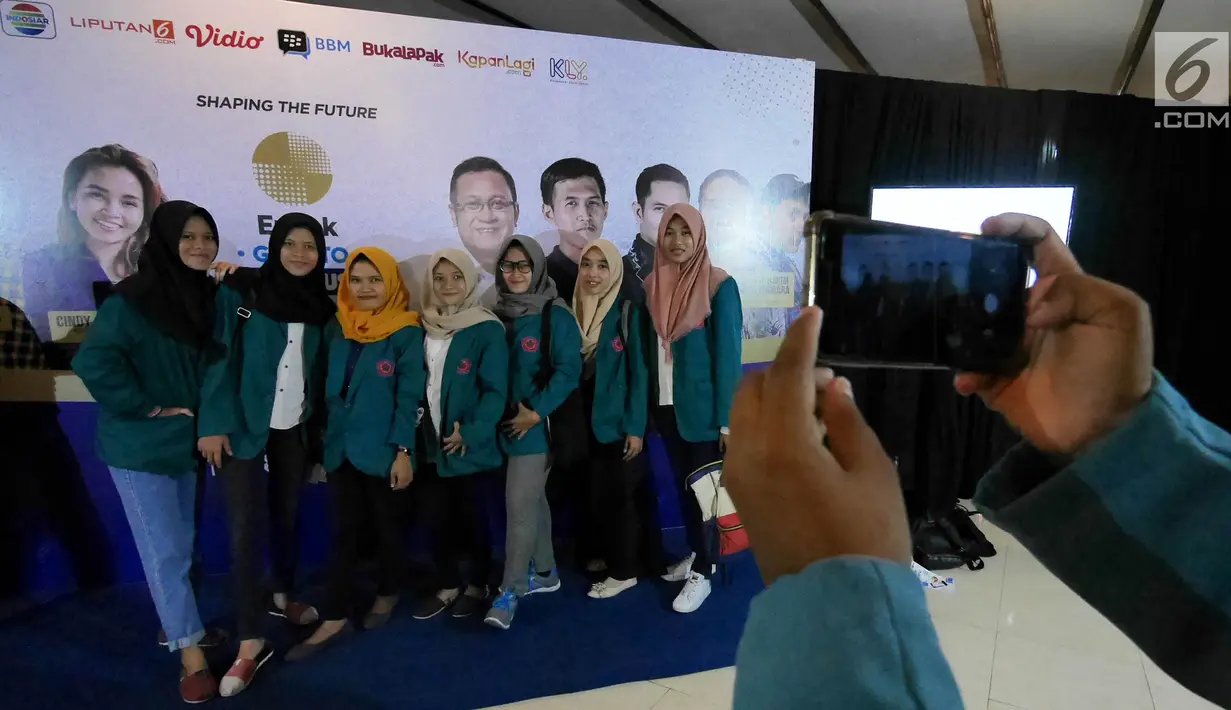 Peserta berfoto di booth acara EMTEK Goes To Campus (EGTC) 2018 di Universitas Gadjah Mada (UGM), Yogyakarta, Rabu (17/10). Acara yang memadukan kegiatan edukasi dan entertainment ini digelar pada 16 hingga 18 Oktober 2018. (Liputan6.com/Herman Zakharia)