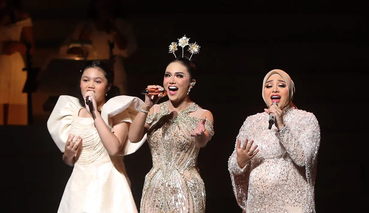 Sebanyak 33 lagu dibawakan Krisdayanti sebagai persembahan dari 33 tahun mantan istri Anang Hermansyah itu berkarya di dunia musik Tanah Air. [Foto; Bambang E Ros/Fimela.com]