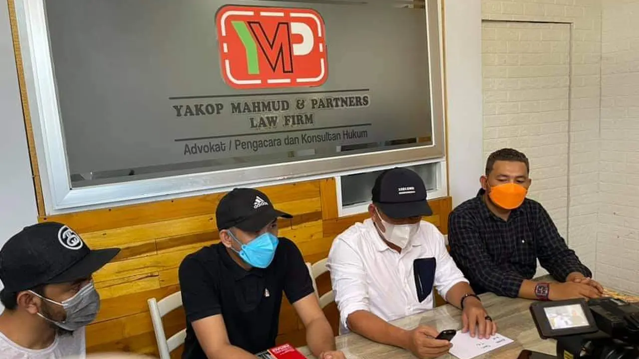 Suami korban berinisial YH didampingi tiga kuasa hukum (Arfandi Ibrahim/Liputan6.com)