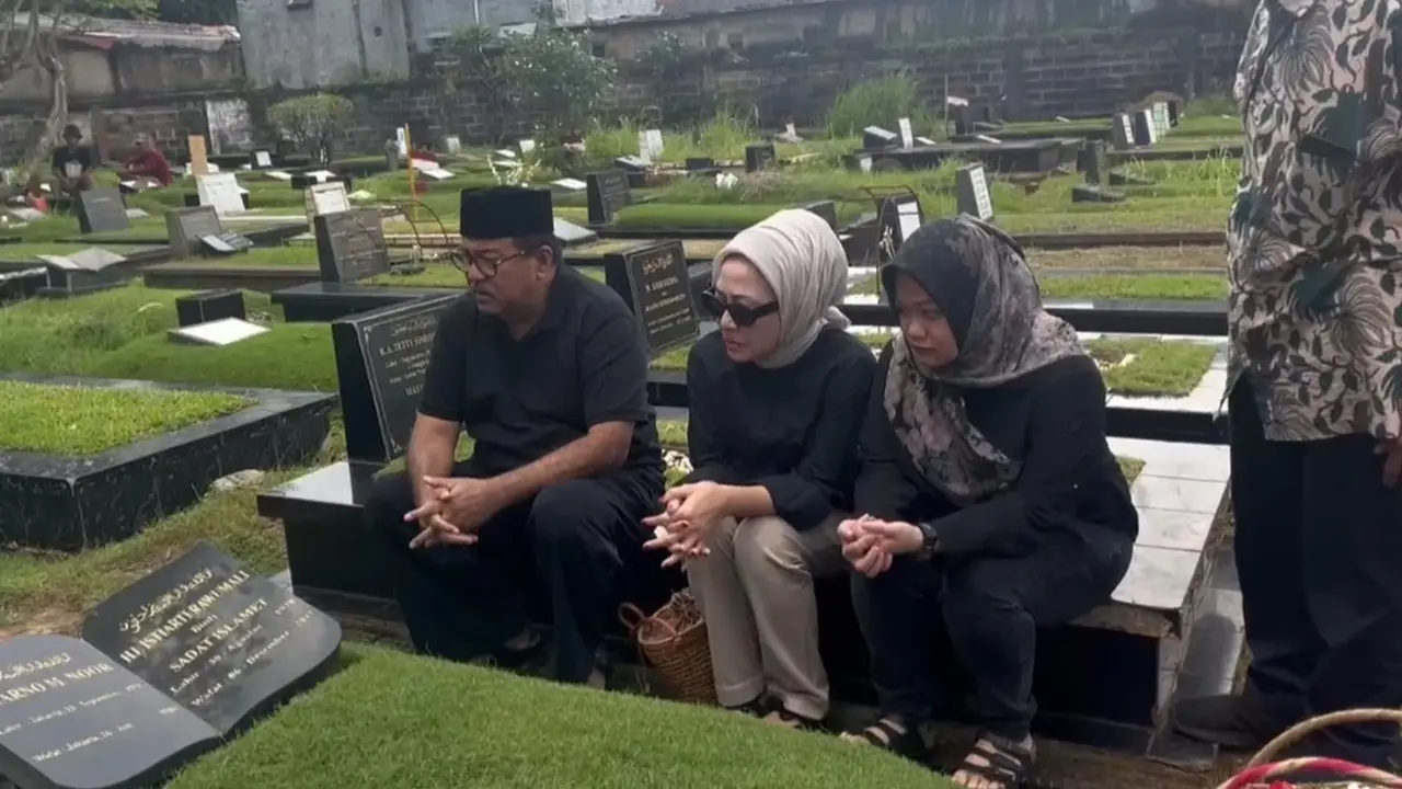 Wakil Gubernur (Wagub) Jakarta, Rano Karno alias Bang Doel melakukan ziarah ke makam orangtuanya di Tempat Pemakaman Umum (TPU) Tanah Kusir, Jakarta Selatan.