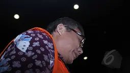 Sherman Rana Khrisna berjalan menuju mobil tahanan KPK setelah menjalani pemeriksaan sebagai tersangka di KPK, Jakarta, Jumat (8/5/15). KPK menahan Sherman terkait kasus ke Badan Pengawas Perdagangan Berjangka Komoditi . (Liputan6.com/Helmi Afandi)