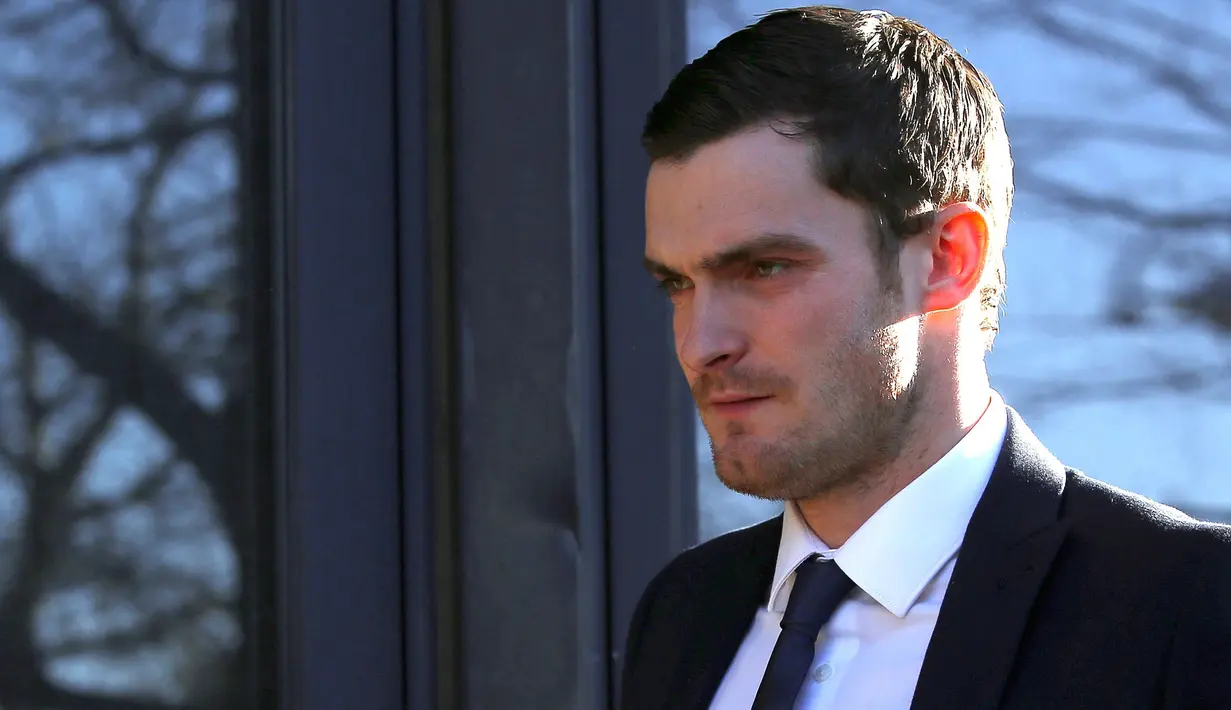 Mantan pemain Sunderland, Adam Johnson saat tiba di Bradford Crown Court, Inggris, (23/2). Mantan pemain Manchester City ini dipecat oleh timnya atas tuduhan pelecehan seksual terhadap anak di bawah umur. (REUTERS / Andrew Yates)