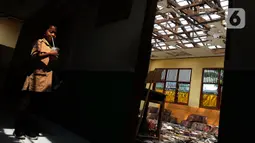 Pihak sekolah mengatakan atap gedung sekolah yang ambruk itu usai diguyur hujan deras disertai angin kencang. (merdeka.com/Imam Buhori)