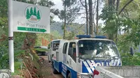 Mobil Isuzu Elf yang mengalami kecelakaan tunggal di jalur wisata Puncak, Bogor, Jawa Barat telah diamankan kepolisian. Mobil tersebut mengangkut rombongan warga Tambora, Jakarta Barat usai berlibur di Puncak. (Liputan6.com/Achmad Sudarno)