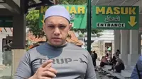 Habib Husein ketika memberikan keterangan lewat akun TikTok di kawasan Makam Sunan Bonang Tuban. (Liputan6.com/ Ahmad Adirin)&nbsp;