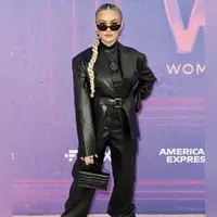 Tampilan Agnez Mo serba Hitam Kenakan Perhiasan Rp70 jutaan di Ajang Penghargaan Musik Internasional Bareng Sang Kekasih/dok. @joeythao