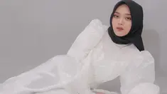 Selain berkarier sebagai penyanyi, Putri Delina juga dikenal sebagai seorang selebriti internet. Anak dari Sule ini memiliki banyak followers di akun Instagram serta TikToknya. Putri banyak memiliki penggemar karena gaya penampilannya yang stylish.(Liputan6.com/IG/@putridelinaa)