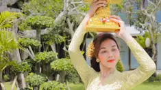 Dalam balutan kebaya tradisional, keanggunan Cynthia Corla Pricillia sukses mencuri para netizen hingga menuai berbagai pujian. Ketika berada di Bali, ia menjalani pemotretan dengan mengenakan kebaya adat Bali.(Liputan6.com/IG/@corla_2)