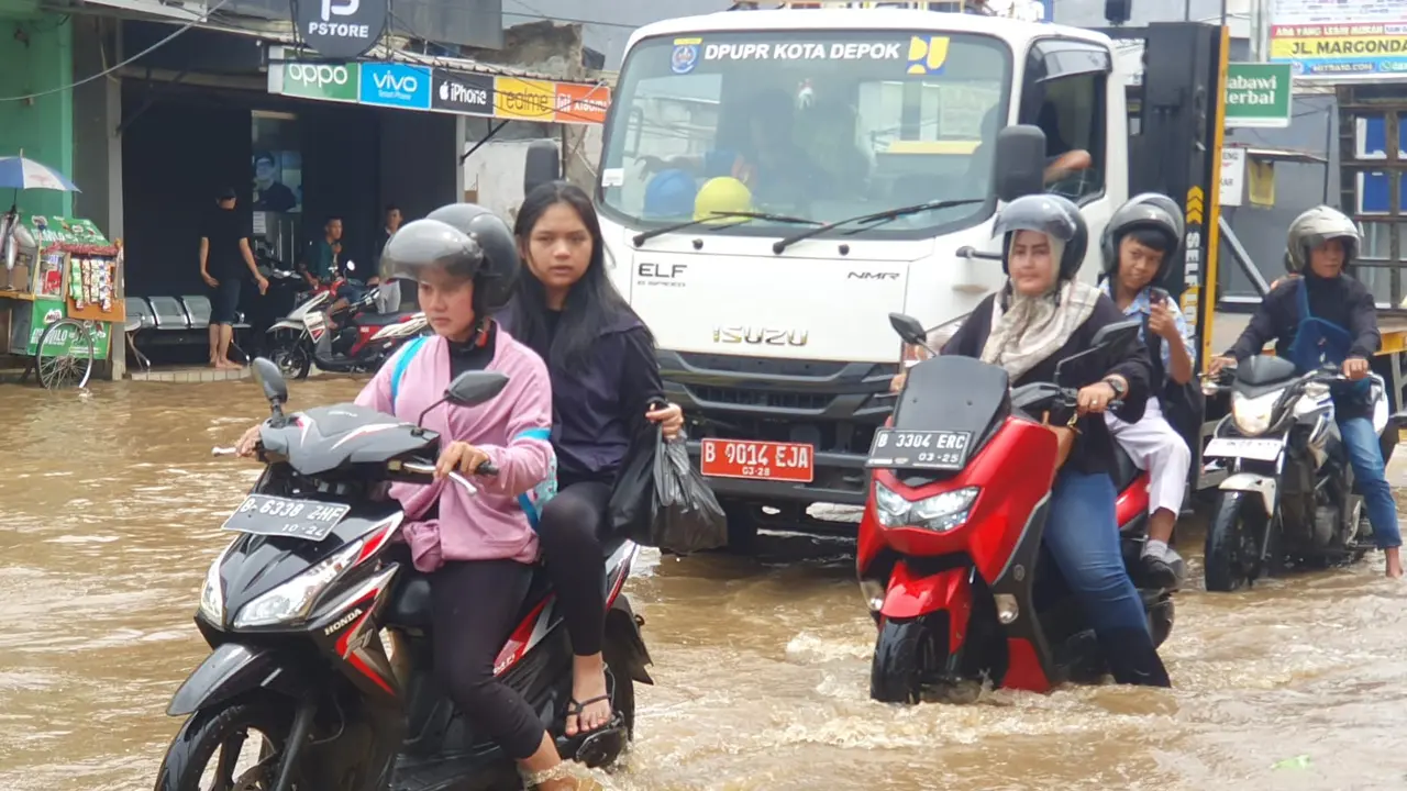 Sejumlah pengendara terjebak banjir akibat luapan kali licin di Jalan Pramuka, Pancoranmas, Kota Depok.