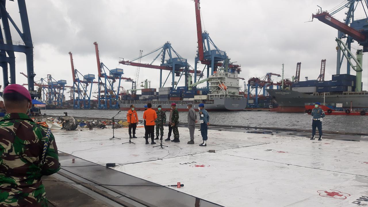 Suasana di Jakarta International Container Terminal (JICT) II, Jakarta Utara, Senin (18/1/2021) pagi