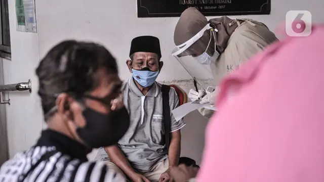 Antusiasme Warga Lansia Ikuti Vaksinasi COVID-19