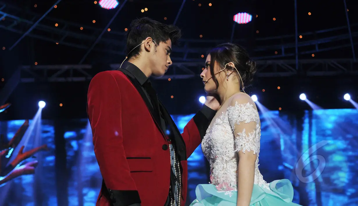 Aliando Syarief dan Prilly Latuconsina saat beradegan dalam drama cabaret di panggung SCTV Music Awards 2015 di Studio 6 Emtek City, Jakarta, Rabu (6/5). (Liputan6.com/Herman Zakharia)