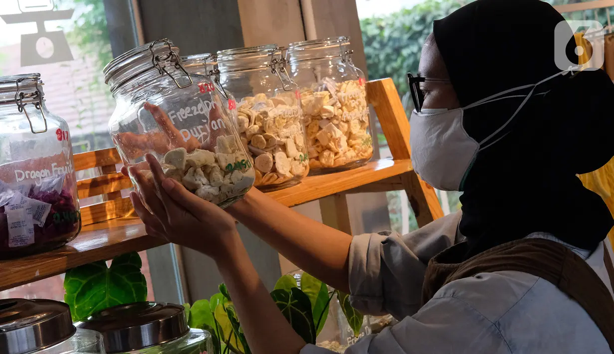 Pekerja merapikan barang dagangan di Toko Naked Inc, Kemang, Jakarta, Sabtu (11/9/2021). Naked Inc merupakan salah satu toko kebutuhan sehari-hari yang menerapkan konsep bebas sampah atau "zero waste", dimana pembeli harus membawa kantong belanja atau wadah sendiri. (Liputan6.com/Herman Zakharia)