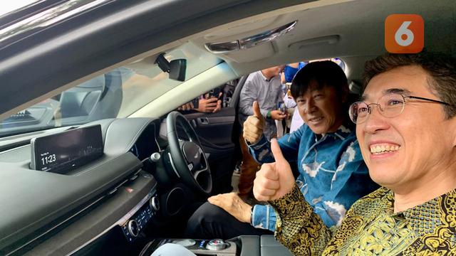 Shin Tae-yong Menaiki Genesis Electrified G80