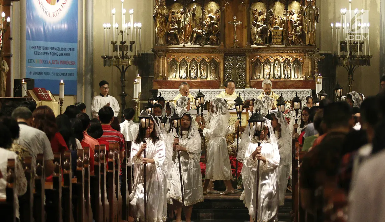 Suasana Misa Natal 2018 di Gereja Katedral, Jakarta, Senin (24/12). Misa Natal 2018 yang dipimpin Pastor kepala paroki Hani Rudi Hartoko mengusung tema "Yesus Kristus Hikmat Bagi Kita”. (Liputan6.com/Herman Zakharia)