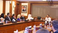 Pertemuan Menteri Ketenagakerjaan M Hanif Dhakiri dan perwakilan IBM yang berlangsung di Ruang Rapat Menteri Ketenagakerjaan, Jakarta, Jumat (11/5/2018).