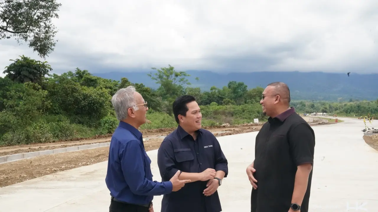 Menteri BUMN Erick Thohir melakukan kunjungan langsung ke proyek Jalan Tol Padang-Sicincin pada Rabu, 6 Maret 2024