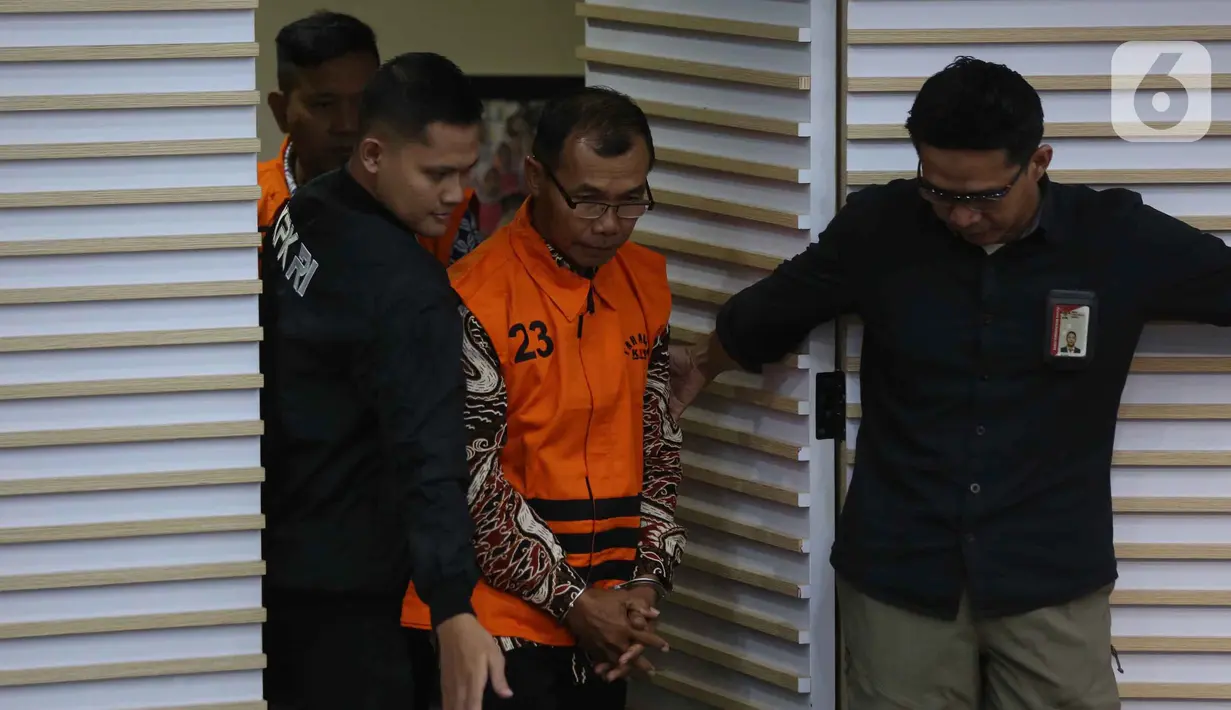 Tersangka tindak pidana korupsi terkait pemberian atau janji dan penerimaan hadiah terkait pengurusan dana hibah untuk Kelompok Masyarakat (Pokmas) dari APBD Pemprov Jatim tahun anggaran 2019-2022, Sukar selaku mantan Kepala Desa dari Kabupaten Tulungagung sesaat sebelum mengikuti rilis penahanan di gedung Merah Putih Komisi Pemberantasan Korupsi (KPK), Jakarta, Kamis (2/10/2025). (Liputan6.com/Helmi Fithriansyah)