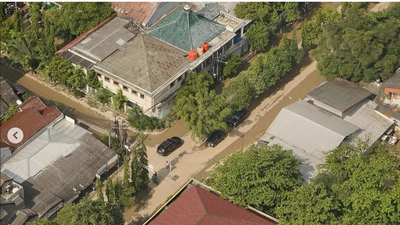 Gubernur Jakarta Pramono Anung memantau kondisi banjir Jakarta via udara.