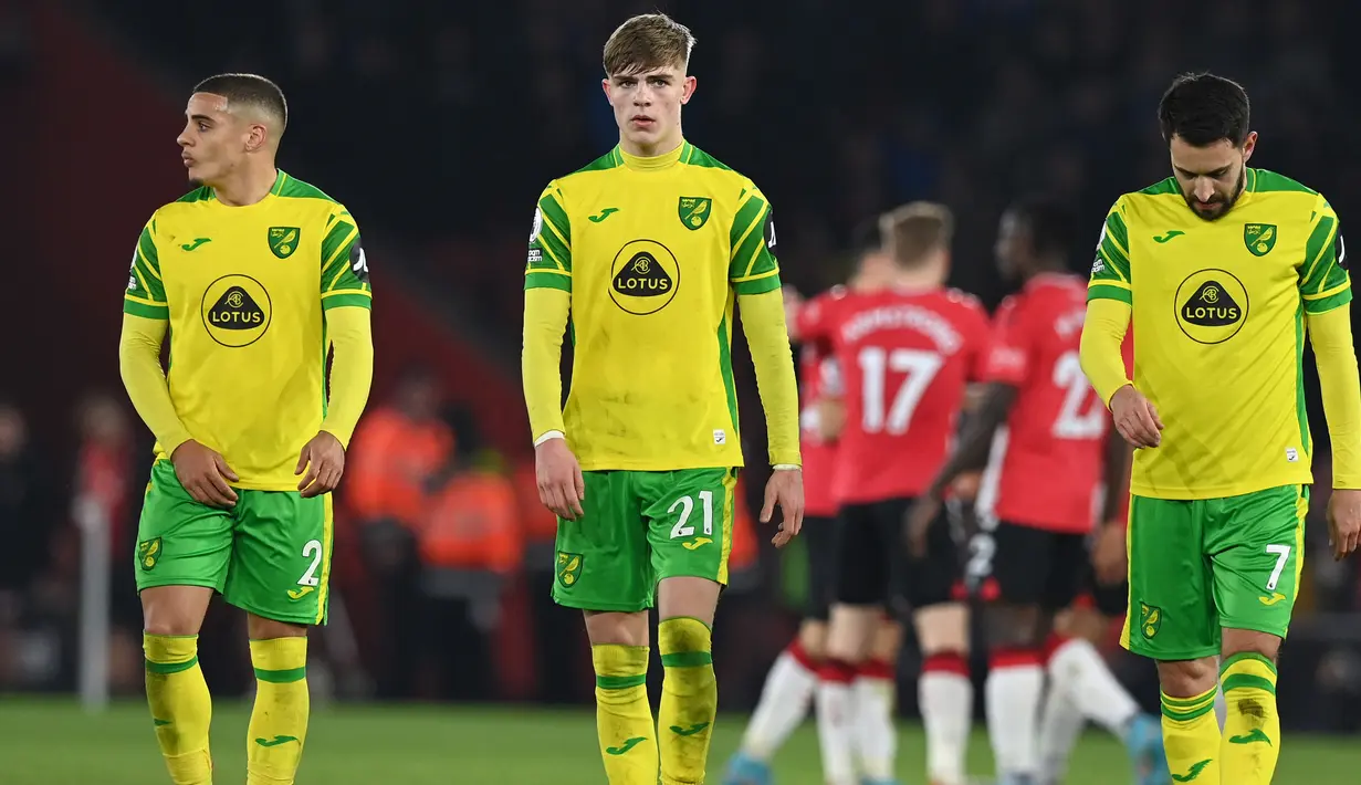 <p>Norwich City. Norwich City menjadi klub terbaru yang langsung terdegradasi usai promosi ke Premier League pada musim 2021/2022. Bahkan, The Canaries mengalaminya dua kali, termasuk pada musim 2019/2020 lalu. Uniknya, keduanya berstatus juara Divisi Championship. Pada musim 2021/2022 ini, baru Norwich yang dipastikan terdegradasi karena baru mengemas 21 poin dari 34 laga. (AFP/Glyn Kirk</p>
