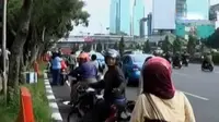 Jalan ditutup selama KAA, sebagian warga Jakarta kebingungan saat berangkat kerja. Bahkan seorang ibu menangis akibat tidak tahu arah jalan.