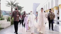 Selain memakai mukena putih yang serasi, Erina dan Iriana juga memilih baju Lebaran nuansa putih. [Foto: @jokowi]