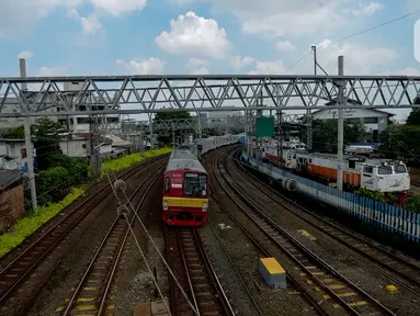 Kereta Rel Listrik (KRL) Commuter line melintas di Stasiun Klender, Jakarta, Kamis(16/4/2020). Kereta rel Listrik Commuter line untuk wilayah Jabodetabek direncanakan akan diberhentikan mulai 18 April 2020. Penghentian dilakukan sementara setelah PSBB di wilayah Tangerang. (merdeka.com/Imam Buhori)