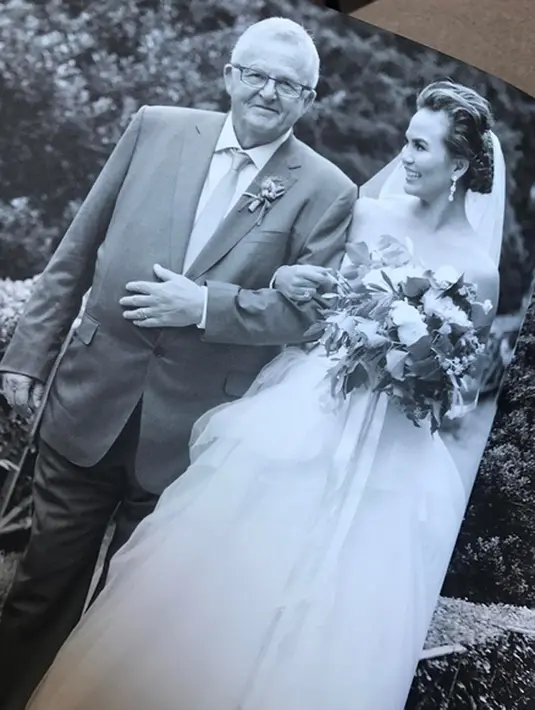 Di hari ayah itu, Chrissy mengenang sosok sang ayah dan dirinya berdasarkan foto itu. Sepertinya momen itu diabadikan tepat di hari pernikahan Chrissy. Ia menuliskan kebanggaannya terhadap ayahnya. (Instagram/chrissyteigen)