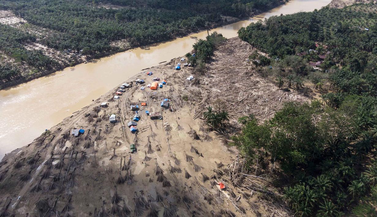 Desa yang berlokasi di daerah aliran sungai (DAS) ini hampir hilang sepenuhnya setelah diterjang derasnya arus sungai. Tampak foto udara yang diambil menggunakan drone menunjukkan area yang hancur akibat banjir bandang di desa Sekumur, Aceh Tamiang, Senin, 29 Desember 2025. (AP Photo/Binsar Bakkara)