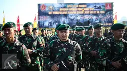 Sejumlah pasukan TNI ketika mengikuti upacara gelar pasukan di Jakarta, Kamis (28/7). Sebanyak 10.150 personel TNI dikerahkan untuk pengamanan KTT Luar Biasa World Islamic Economic Forum (WIEF) ke-12 pada 2-4 Agustus. (Liputan6.com/Faizal Fanani)