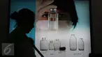 Petugas sedang membersihkan area pameran dengan latar belakang iklan dari produk alat kesehatan dalam pameran niaga bahan baku farmasi dan pangan fungsional terkemuka se-Asia Tenggara di JIEXPO, Jakarta, Rabu (22/3). (Liputan6.com/Angga Yuniar)