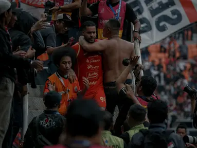 Pemain Persija Jakarta, Emaxwell Souza merayakan golnya dengan penonton yang hadir pada laga pekan terakhir BRI Super League 2025/2026 pada Sabtu (23/5) sore WIB. (Bola.com/Abdul Aziz)